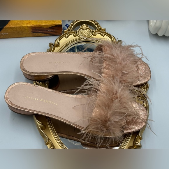 🆕 LOEFFLER RANDALL 🧿 NWOB Lilly Crinkle Metallic Slide Sandal With Feather Pom - Picture 4 of 16